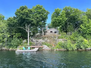 Encantadora casa de piedra en el lago Upper Rideau, Westport, ON - Image 2
