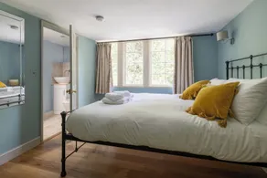 The Old School Rooms Beautiful Georgian apartment, sleeps 12 with Wifi and Parking, near Bath - Image 5