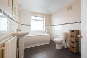 Stunning Waterside 2 Bedroom House in Poole - Image 2