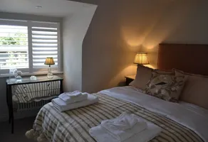 A luxurious city escape 70 miles from London - Image 5
