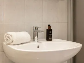 Beautiful apartment with garden terrace - Image 3