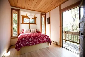 Un nido felice tra gli alberi, unico Salt Spring Cottage vicino alla città - Image 3