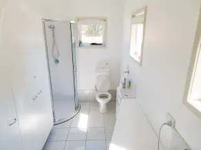 Maison 5 Chambres au Bord de l'Eau avec Piscine Chauffée - Image 3