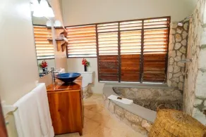 Stunnning & Private Seafront Villa - Image 3