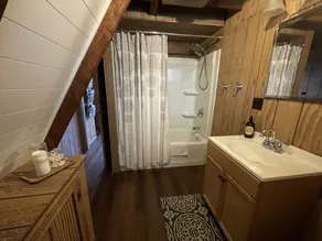 Lakefront Chalet; Hot Tub, Dock, Firepit, Paddle Boat, kajakker, strand og WIFI! - Image 3
