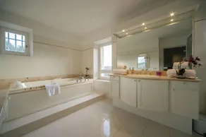 Provencal villa in Bonnieux - Image 2