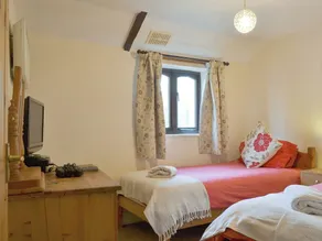 A pretty 2 bedroom barn conversion set within an equestrian centre. - Image 5