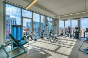 Modern West Loop Studio w/ Pool, Gym & Lounge, nr L, by Blueground - Image 4