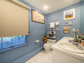 Charming bright getaway in Hampton's Saltonbox home - Image 4