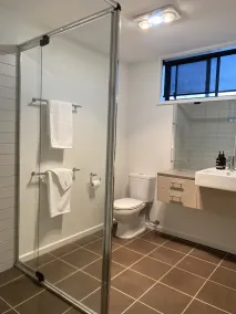 Spacious tranquil 2 bed apartment, largest sunny balcony overlooking golf course - Image 2