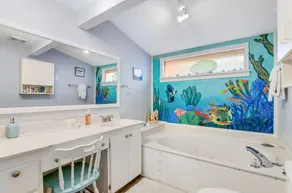 Pleasant beach home with central AC, deck & work space - walk to beach & dining - Image 3