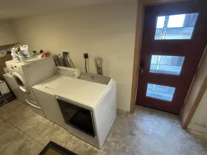 Premier Downstairs Flat in Perfect Down Town Location - Image 2