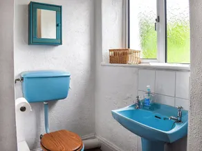 This quaint and cosy canal-side retreat is perfect for couples and families. - Image 4