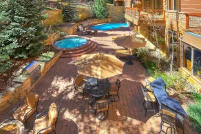 Oversized Luxury Ski in Ski out/Shared Pool and Hot Tub/Private Deck - Image 2