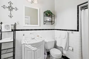 Prime location! Downtown Auburn 2 bedroom open concept Apartment - Image 2
