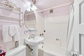 216WA: Budget-friendly Apartment in Victorian Triplex, 2 Blocks to the Beach + W - Image 2