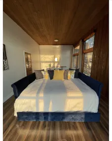 Mid-Century modern Lakeview Stay - Image 4