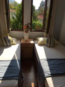 Perfect location 2 minutes to all amenities, bars/bus/restaurants and shops. - Image 2