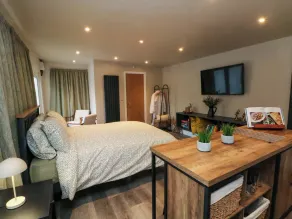 The Cabin - Image 4