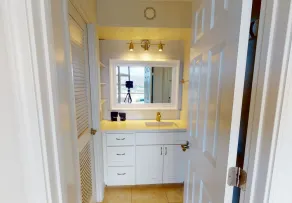 Sleek & Modern 32nd Floor Condo at the Waikiki Banyan - Free parking! - Image 4