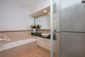 3 minutes walk to pet friendly Pippi Beach and a 10 min walk into town. - Image 4