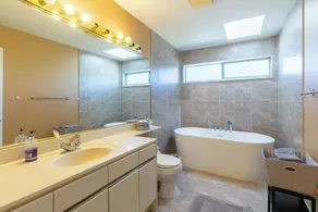 Private one very bright room E on the top floor with ensuite bathroom , air con. - Image 2