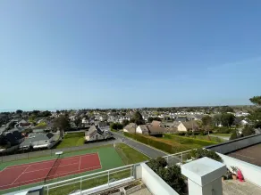 Renovated apartment with private tennis, parking and sea view - Image 2