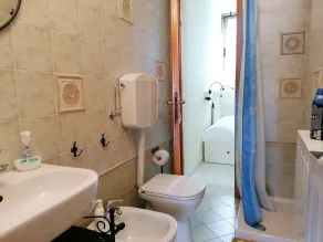 Lovely renovated and air-conditioned terraced house just a few steps from the sea - Image 5
