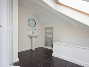 5 bedroom accommodation in Victoria Road - Image 4