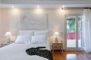 Stylish 6 en-suite bedroom Villa overlooking the Sea - 7km from Corfu town - Image 5