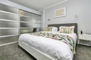 Deluxe Waterfront & City Apartment - Image 4