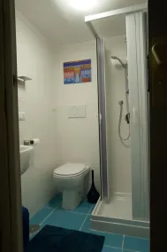 Gesamte Wohnung | Kostenloses Wifi | Einrichtung im maritimen Stil - Image 2