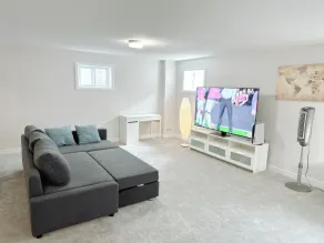 Beautiful rooms with Netflix - Image 5