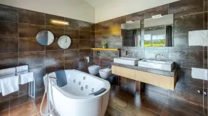 Luxurious Contemporary Villa, large pool heated 28° - green views - Image 3