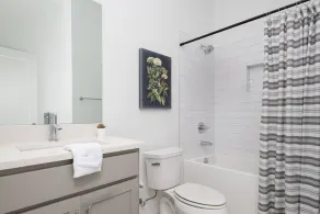 Elmhurst ~ 6 Beds, 2 Mi Downtown / Broadway, Free Parking, Space for Everyone, Covered Outdoor Areas - Image 4