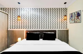 Deluxehotel Blue Petals - Image 3