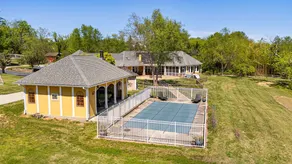 Scenic 4BR w Deck Farm Views Free Tix - Image 2