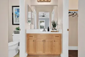 Brentwood Posh 5-Bedroom w/steam shower near hwy - Image 5