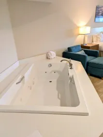 Deluxe Spa Suite-Ocean View-Allergy Friendly! - Image 2