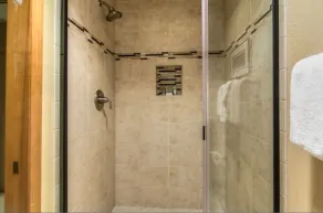 Haut de gamme 2 BR 2 BA Condo Lakefront, climatisation et foyer au gaz - Image 4
