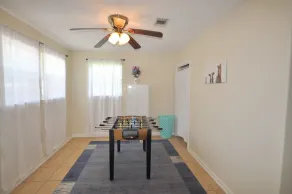 Med Center - 3 bed-2bath - Fully Gated - Dog Friendly -Long-Monthly Discounts - Image 3