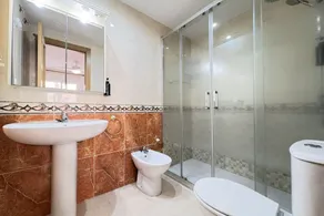 Erleben Sie Küstenkomfort in dieser gemütlichen Wohnung, die sich im ersten Stock des Gebäudes Acapulco II befindet und über eine nach Norden ausgerichtete Terrasse verfügt. Ideal, um angenehme Tage am Strand in der familienfreundlichen Umgebung von - Image 4
