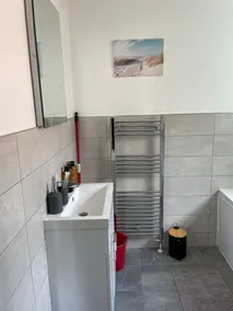 House Sleeps 6 with Parking - Image 4