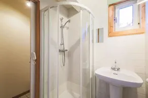 Chalet lumineux avec poêle à bois et WIFI gratuit - 6 à 8 personnes - Garage - Image 3