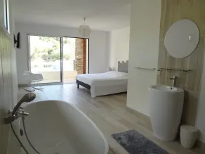 moderne og moderne villa med opvarmet pool nær havet. - Image 3