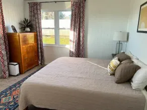Charming Vintage Sunshine Bungalow – Cozy Country Views Near Downtown Greensburg - Image 4
