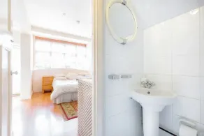 Comfortable  studio  near transport/tube on a quiet road. - Image 2