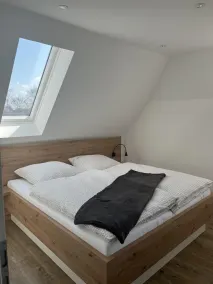The approx. 50.00 m² large and very chic 2-room apartment for 1 to 2 persons is located on the Klosterhof Aue in the heart of Bad Zwischenahn. The top floor apartment is fully furnished and offers everything you need for a longer stay. - Image 4