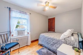 10 Minutes  from Midway Airport  Cozy Cottage Home - Image 5