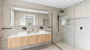 Beautiful new home within metres of beaches - Image 2